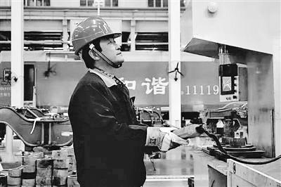 蘭州：寒夜黃河邊，他一把拉出落水大學(xué)生