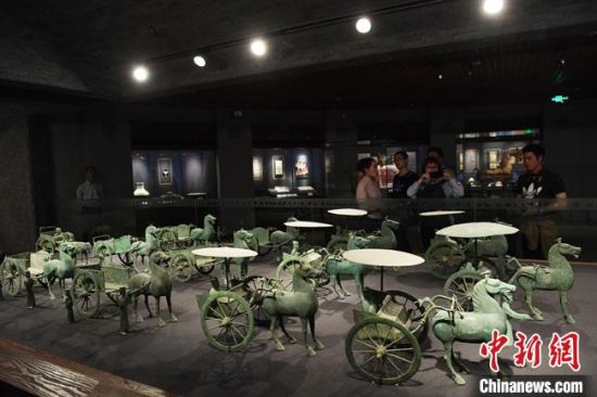 圖為甘肅省博物館展陳的東漢銅奔馬車陣。(資料圖) 楊艷敏 攝
