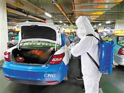 免費(fèi)接送一線(xiàn)抗“疫”人員 蘭州奔馬雷鋒車(chē)隊(duì)，你們真棒！