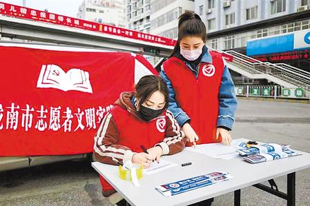 這個(gè)春天，那一抹鮮亮的“志愿紅”　——隴原志愿者戰(zhàn)“疫”記