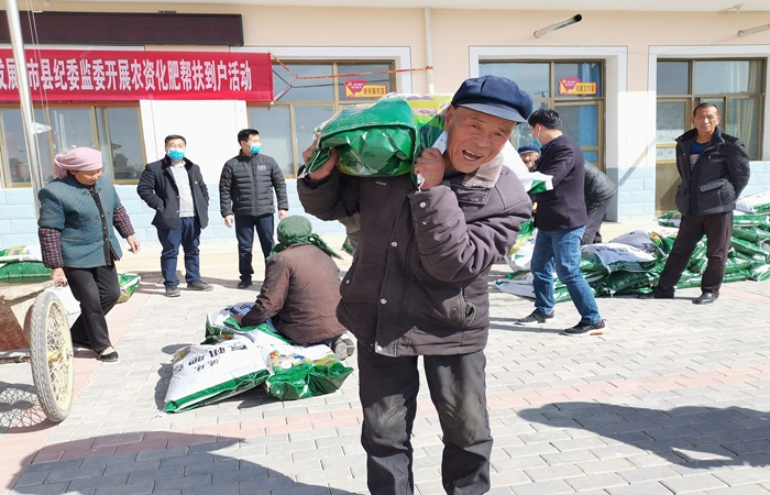 1585128389958009.jpg 領取到春耕農(nóng)資的群眾臉上洋溢著喜悅.jpg