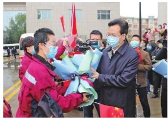 慶陽市第二、三批支援湖北醫(yī)療隊(duì)12名隊(duì)員凱旋