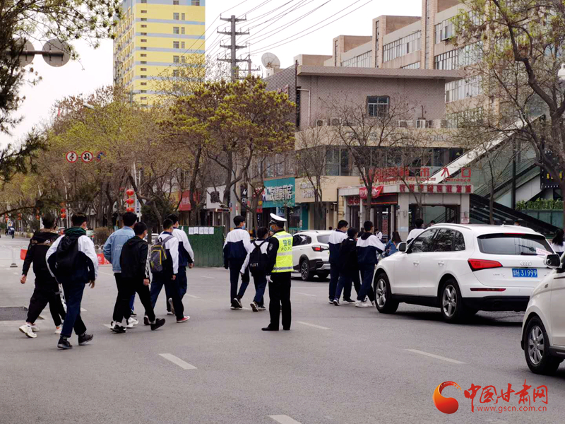 保駕護(hù)航！涼州公安交警“護(hù)學(xué)崗” 撐起“平安傘”