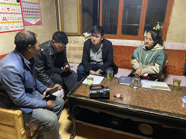 圖為木耳鎮(zhèn)紀(jì)檢干事盧建民（左三）連夜在多壩村多壩組奚連德家中了解受災(zāi)情況，排查安全隱患，并宣傳發(fā)生次生災(zāi)害的相關(guān)知識(shí)。_副本.jpg