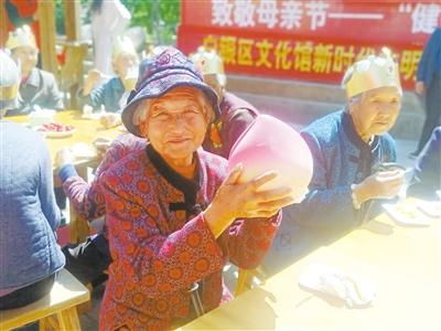 母親節(jié)，白銀“花村”擺了一場“敬老宴”