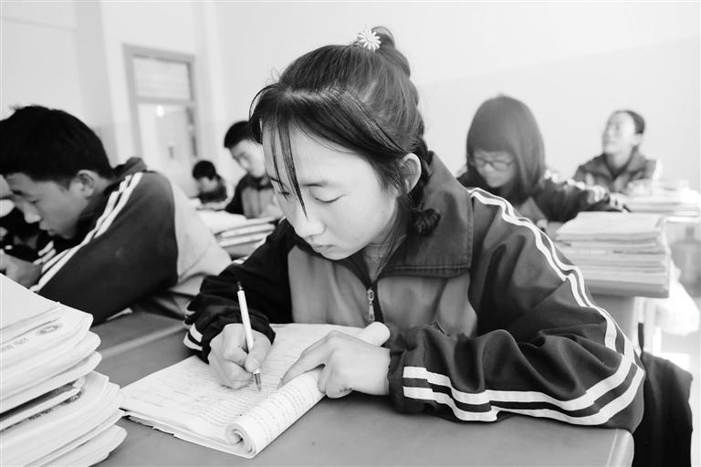 慶陽環(huán)縣這名小姑娘，柔弱肩膀撐起一個(gè)大家庭
