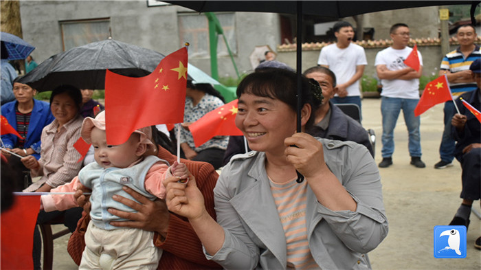 隴南市紀委監(jiān)委黨員干部與宕昌縣官亭鎮(zhèn)杜家村群眾一起慶祝黨的生日。_副本.jpg