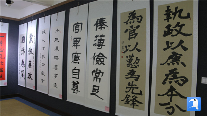 7月1日上午，定西市通渭縣紀委監(jiān)委舉辦“襄郡清風·喜迎建黨99周年”廉政文化書畫展，共同為黨的生日獻禮。_副本.jpg