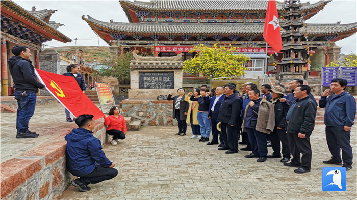 “七一”前夕，甘南州紀委監(jiān)委機關第二黨支部組織支部黨員和幫扶村黨員赴臨潭縣新城鎮(zhèn)蘇維埃舊址紅色教育基地參觀學習活動。_副本.jpg