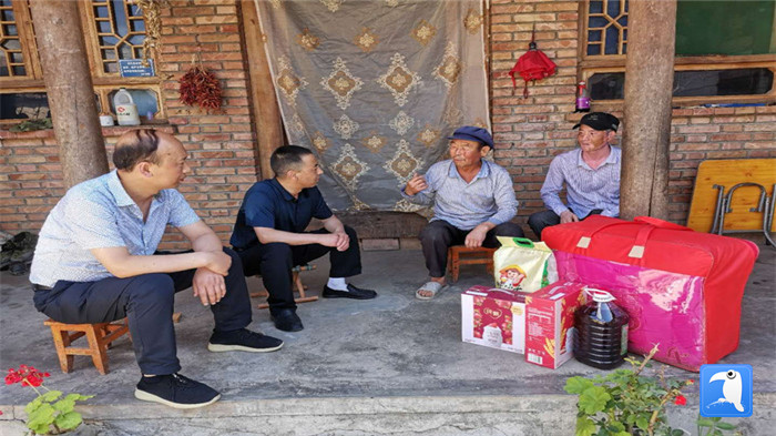 在建黨99周年來臨之際，隴南市禮縣紀委監(jiān)委在中壩鎮(zhèn)、三峪鄉(xiāng)開展“七一”慰問老黨員、困難黨員活動，為他們送去組織的關懷和節(jié)日的問候。_副本.jpg