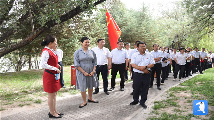 7月1日，嘉峪關市紀委監(jiān)委機關黨委在迎賓湖絲路廉潔文化主題公園舉行慶祝黨建99周年迎“七一”主題黨日活動。_副本.jpg