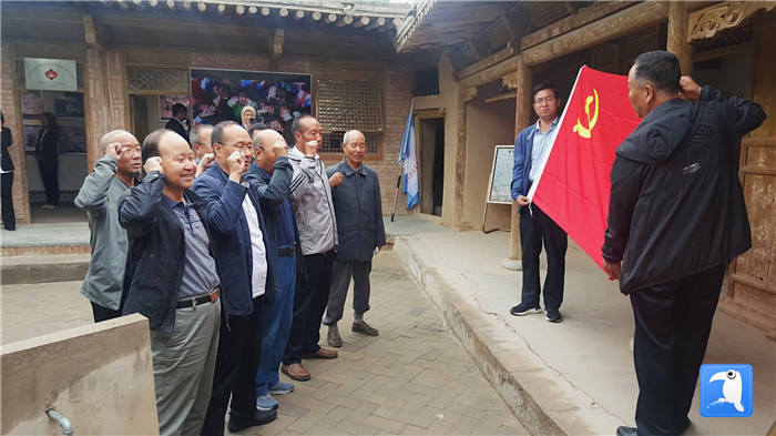 7月1日，臨夏州紀委監(jiān)委機關黨總支組織退休黨支部部分黨員前往東鄉(xiāng)縣布楞溝村史館，開展主題黨日活動。_副本.jpg