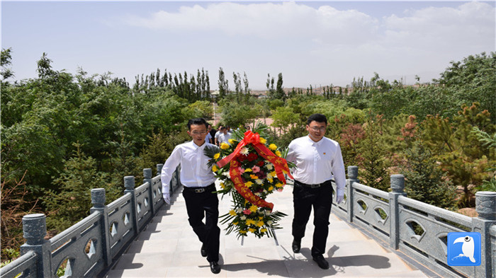 七一”前夕，白銀市紀委監(jiān)委機關黨委組織黨員來到紅軍西路軍景泰烈士陵園開展主題黨日活動。 朱鵬拍攝_副本.jpg