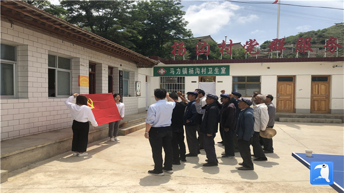 6月29日，天水市武山縣紀委監(jiān)委組織黨員干部在馬力鎮(zhèn)楊溝村重溫入黨誓詞。_副本.jpg