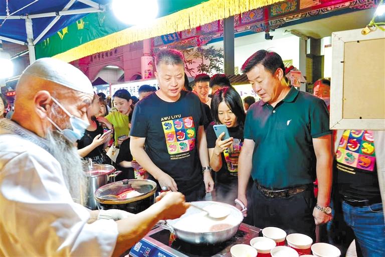 鄭州餐飲同行“打卡”金城夜市：“月光下的蘭州美食，唇齒留香”