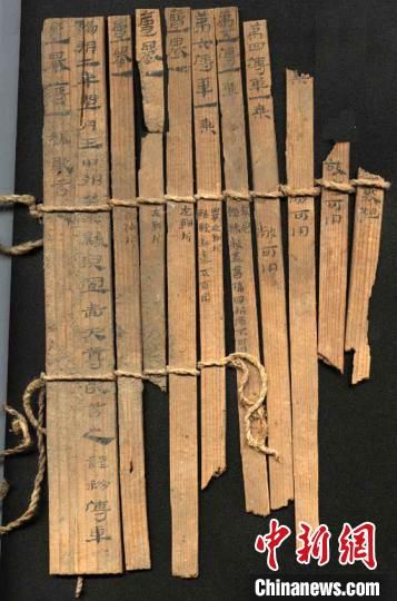 圖為藏于敦煌博物館內(nèi)的漢代簡(jiǎn)牘。敦煌市委宣傳部供圖