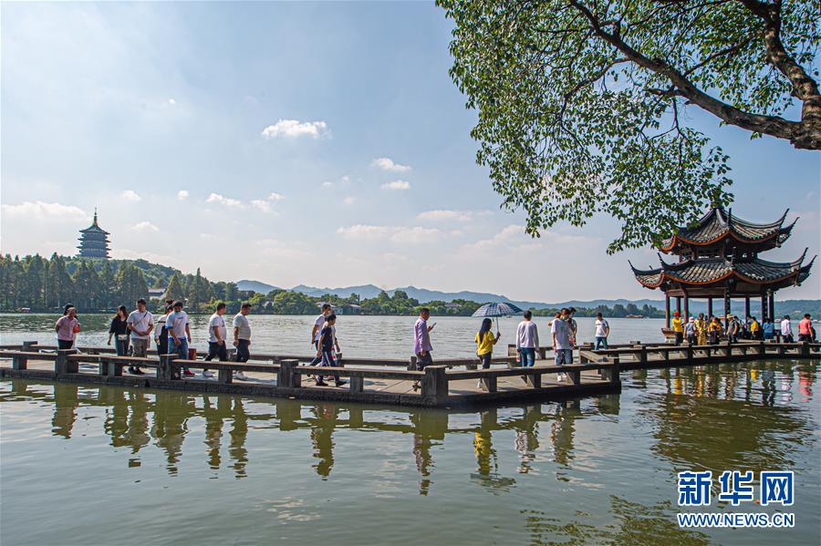 (新華全媒頭條·圖文互動(dòng))(3)流動(dòng)中國(guó)折射復(fù)蘇新氣象——透視“十一”黃金周