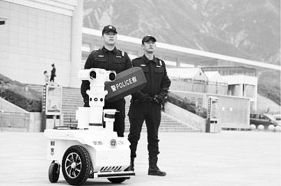 新奇！5G巡邏機器人亮相隴南武都街頭