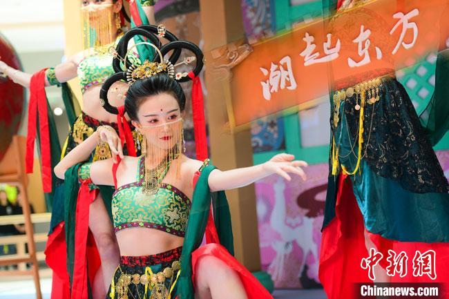 圖為今年9月5日，在重慶亮相的敦煌博物館“潮起東方”主題活動(dòng)現(xiàn)場(chǎng)。敦煌博物館供圖