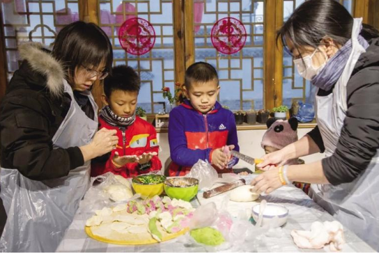包餃子 做花燈 歡樂過新年 晴望川研學(xué)親子活動(dòng)其樂融融