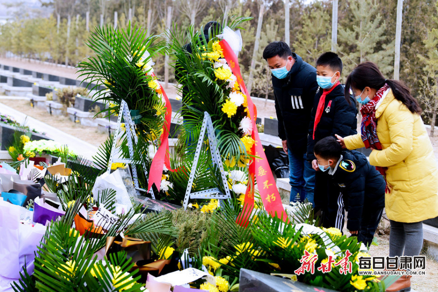委托快遞、自發(fā)前往，社會各界在陳紅軍烈士墓前獻(xiàn)花致敬