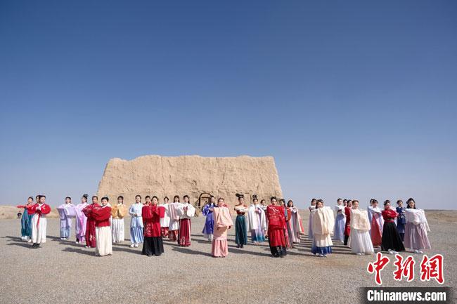 數(shù)十位身著古裝的女性通過(guò)體驗(yàn)賞漢舞、習(xí)漢禮、吟誦詩(shī)詞等中華傳統(tǒng)文化，再現(xiàn)古絲綢之路的繁華盛景。　邱亮 攝