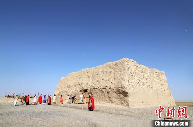 數(shù)十位身著古裝的女性通過(guò)體驗(yàn)賞漢舞、習(xí)漢禮、吟誦詩(shī)詞等中華傳統(tǒng)文化，再現(xiàn)古絲綢之路的繁華盛景。　王菁 攝