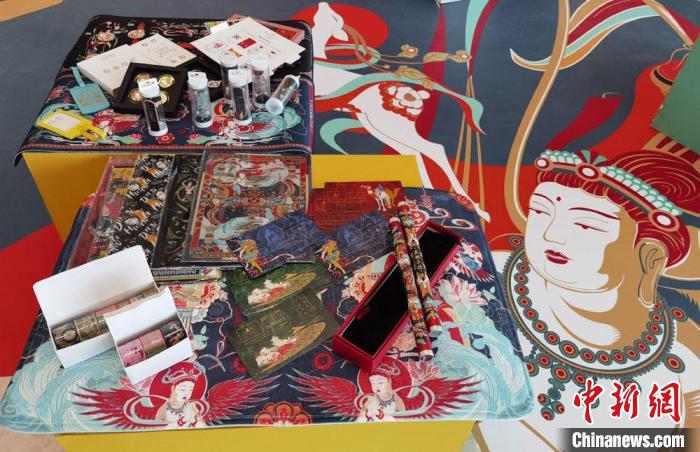 60余類敦煌主題的文創(chuàng)產(chǎn)品讓人愛不釋手。　丁思 攝