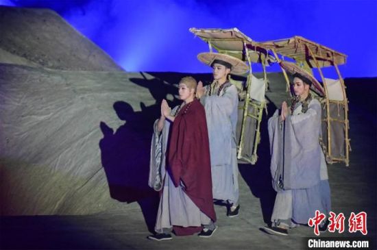 圖為演出現(xiàn)場(chǎng)，該劇獨(dú)創(chuàng)360度旋轉(zhuǎn)并前后移動(dòng)觀眾席，顛覆傳統(tǒng)劇場(chǎng)舞臺(tái)表演模式。　王斌銀 攝