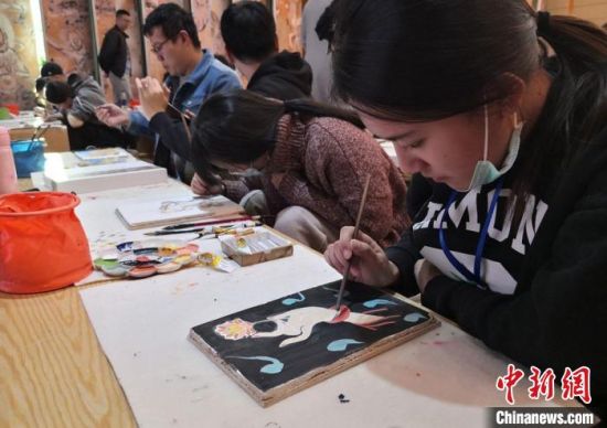 2020年10月，臺灣大學(xué)生在敦煌“莫高學(xué)堂”體驗?zāi)嗯弋嬍肿髡n。　丁思 攝