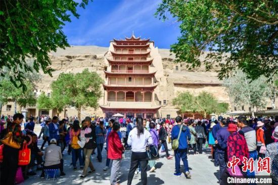 中國(guó)農(nóng)歷四月初八，敦煌民眾傳承歷史習(xí)俗，前往莫高窟燒香禮佛、祈福。(資料圖) 王斌銀 攝
