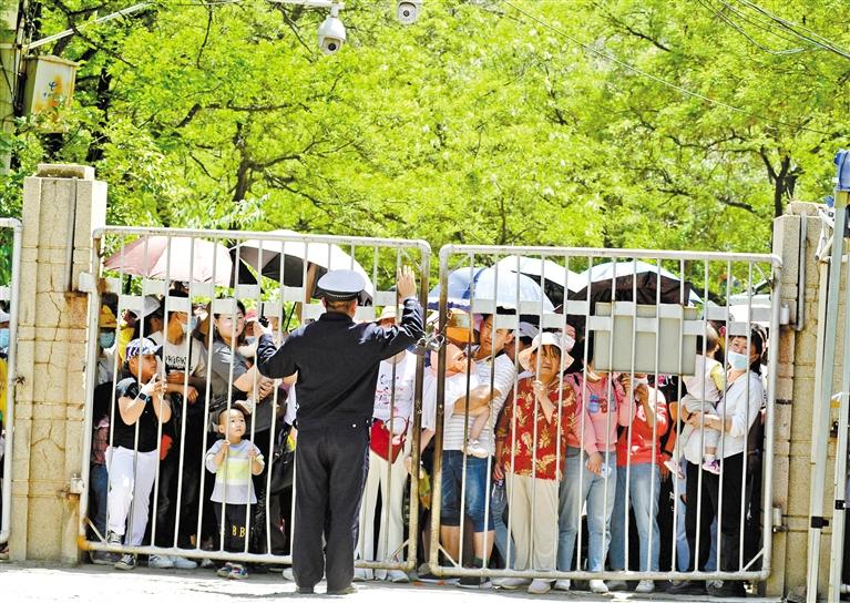 人流如潮 入園游客突破5萬 五泉山公園、蘭州市動物園昨日臨時閉園