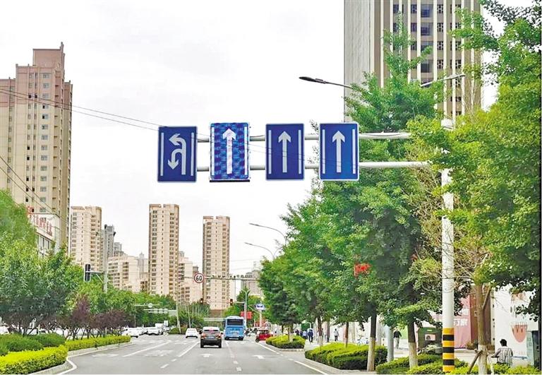 蘭州西固區(qū)這個(gè)交叉路口增設(shè)可變車道 過往車輛請按指示屏提示通行