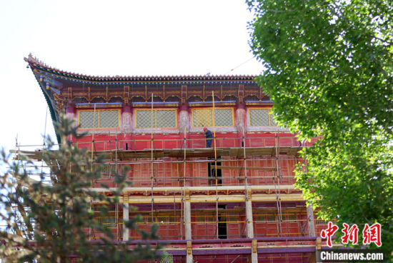 圖為5月上旬，甘肅山丹縣大佛寺內(nèi)，工作人員對古建筑大雄寶殿進行修繕。 中新社記者 高展 攝