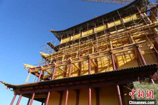 圖為5月上旬，甘肅山丹縣大佛寺內(nèi)，正在修繕中的古建筑大雄寶殿。 中新社記者 高展 攝