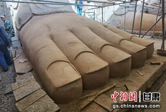 圖為中國“石窟鼻祖”天梯山石窟第13窟大佛足部與局部危巖體搶救性保護項目施工現(xiàn)場。陳曉斌 攝
