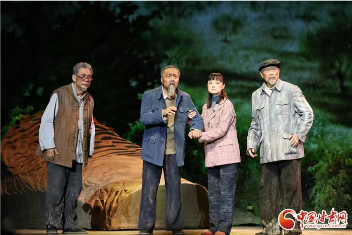 大型原創(chuàng)話劇《八步沙》在蘭州首演 展現(xiàn)“時代楷?！敝紊吃炝制D苦歲月