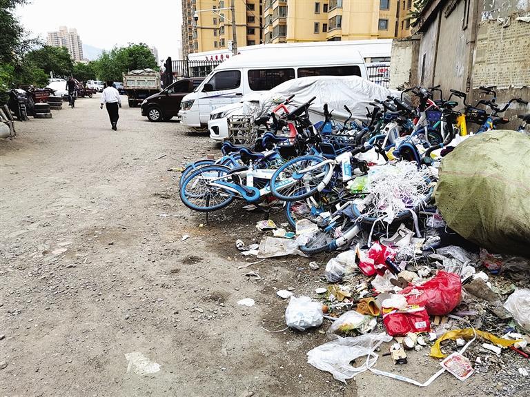 百米土路臟亂差，誰來管？經(jīng)記者協(xié)調(diào)，社區(qū)組織志愿者進(jìn)行了清理