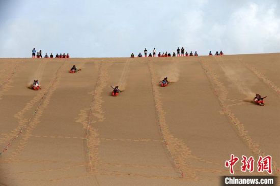 6月13日，敦煌鳴沙山月牙泉景區(qū)舉辦滑沙比賽?！垥粤?攝