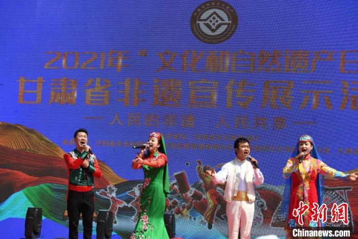 圖為甘肅臨夏回族自治州非遺傳承人演唱花兒?！钇G敏 攝