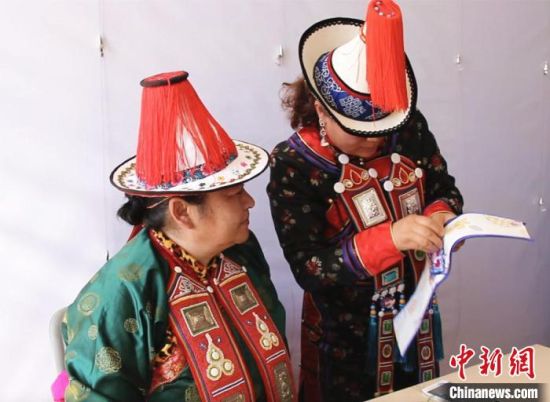 圖為用活態(tài)傳習(xí)的模式促進裕固族非物質(zhì)文化遺產(chǎn)的保護傳承。　史靜靜 攝
