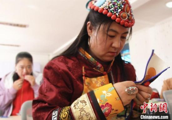 圖為裕固族婦女學(xué)習(xí)刺繡?！∈缝o靜 攝