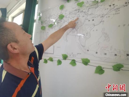圖為甘肅省社會(huì)科學(xué)院絲綢之路研究所所長(zhǎng)侯宗輝指出《絲綢之路古文明》課題組考察線路?！￠Z姣 攝