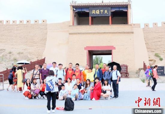 歷經(jīng)數(shù)十載保護修繕的古老關(guān)城得以延年益壽，成為了海內(nèi)外游客“絲路游”的必經(jīng)打卡地?！「哒?攝