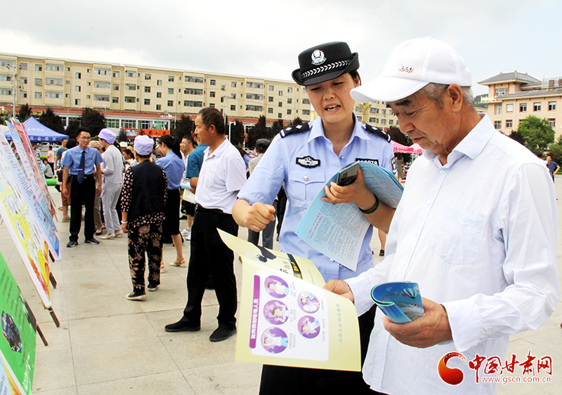 平?jīng)鍪徐`臺縣開展反邪教集中宣傳日活動