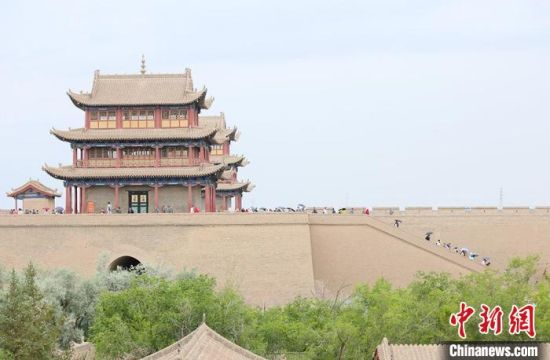 歷經(jīng)數(shù)十載保護(hù)修繕的古老關(guān)城得以延年益壽，成為了海內(nèi)外游客“絲路游”的必經(jīng)打卡地?！「哒?攝