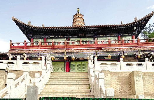 白塔寺閉門(mén)謝客，何時(shí)開(kāi)放？管理處：白塔基礎(chǔ)出現(xiàn)病害圍擋施工，預(yù)計(jì)年底前完工