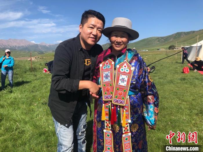 圖為拍攝紀(jì)錄片《西茂的婚禮》期間，張輝剛(左)與裕固族老人合影留念。(資料圖) 張輝剛供圖
