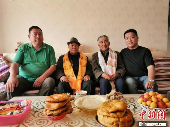 圖為張輝剛(右一)拜訪甘肅肅南縣裕固族德高望重的老人。(資料圖) 張輝剛供圖
