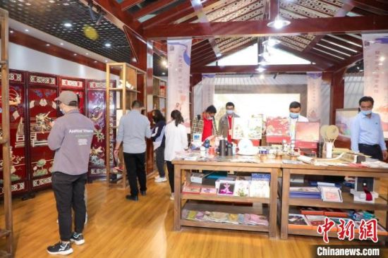 圖為甘肅“一會(huì)一節(jié)”期間，位于敦煌的天水市展館中，民眾觀賞文創(chuàng)產(chǎn)品?！「拭C省文化和旅游廳供圖